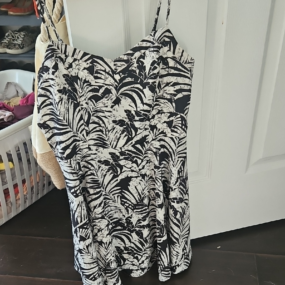 American Eagle Outfitters Monochrome Leaf Pattern Dress